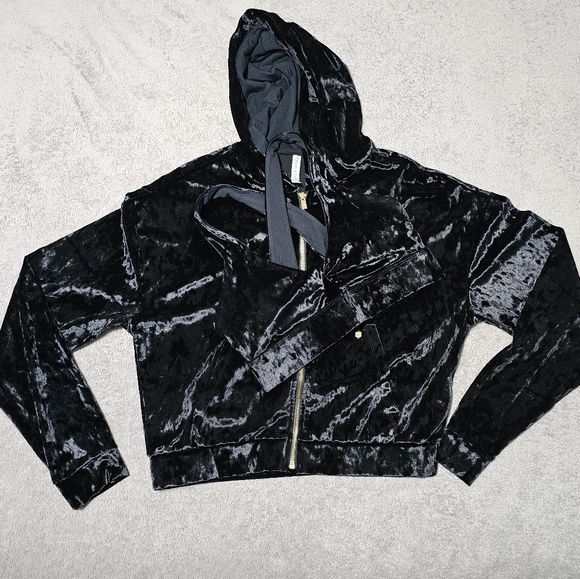 FABLETICS BUNDLE BLACK VELOUR ZIP-UP CROPPED HOODIE AND VELOUR SPORTS BRA SZ S - Picture 2 of 7
